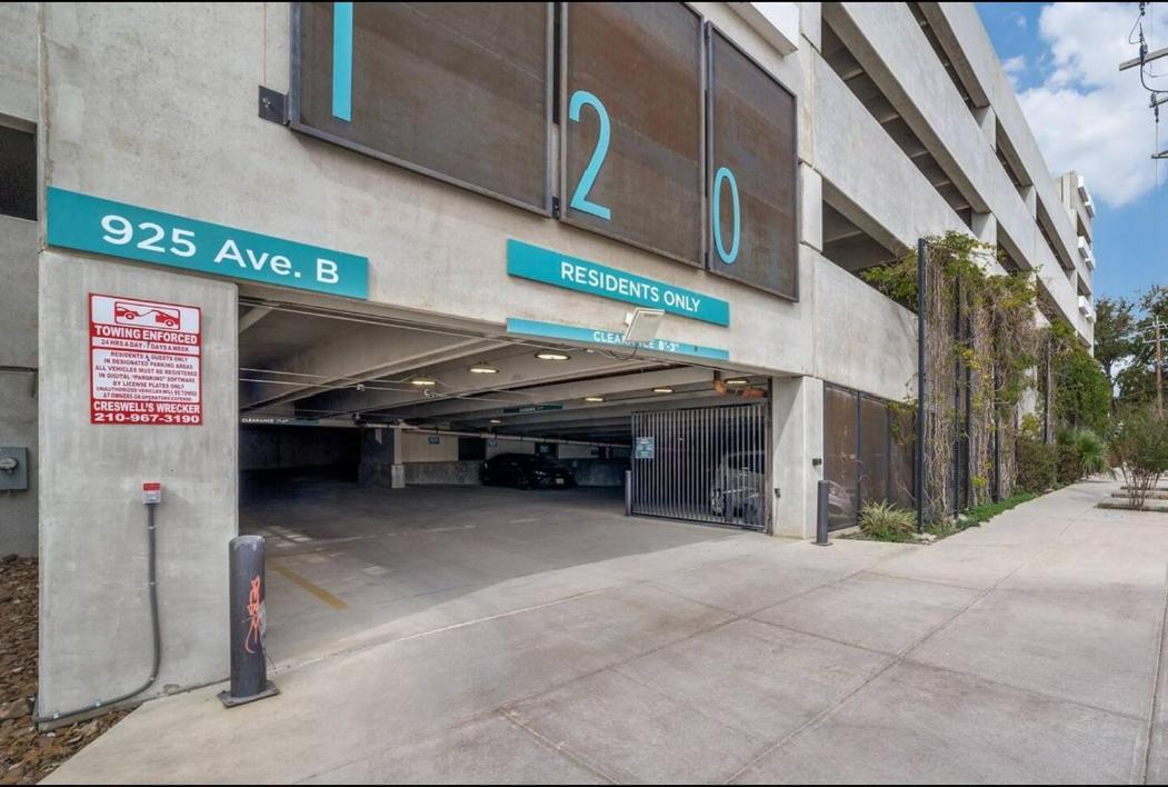 Riverwalk Penthouse Oasis W/Free Parking Gym Pool 샌안토니오 외부 사진